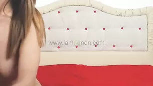 Похотливая малышка alliceoo7 задирает ножки и дрочит