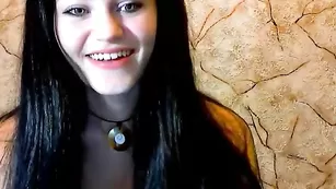 Молодая крошка Makkenzi мастурбирует сочную пизду