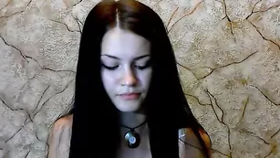 Молодая крошка Makkenzi мастурбирует сочную пизду