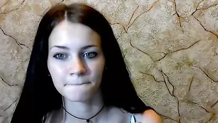 Молодая крошка Makkenzi мастурбирует сочную пизду