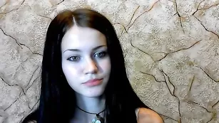 Молодая крошка Makkenzi мастурбирует сочную пизду