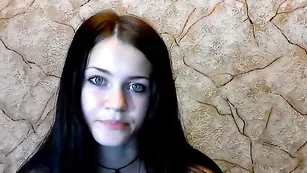 Молодая крошка Makkenzi мастурбирует сочную пизду