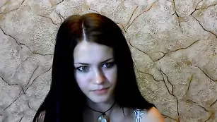 Молодая крошка Makkenzi мастурбирует сочную пизду