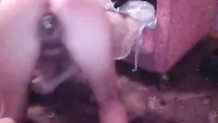 Сексуальная краля АлияБлон смачно дрочит пилотку