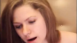 Сексуальная медсестра BigBreastElly трахает себя в пизду