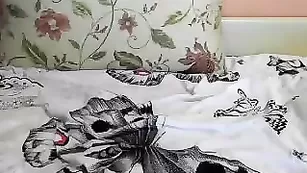 Светловолосая курва nimfomanochka яро теребит пизду