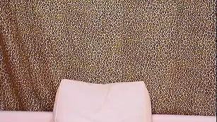 Красивая брюнетка Lora мастурбирует бритые дырочки