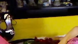 Шальная курва VIPLindyLinn ласкает вагинальное отверстие