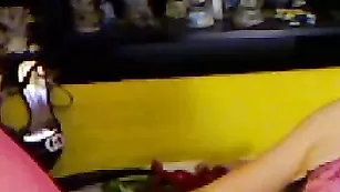 Шальная курва VIPLindyLinn ласкает вагинальное отверстие