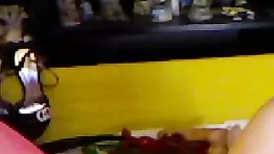 Шальная курва VIPLindyLinn ласкает вагинальное отверстие