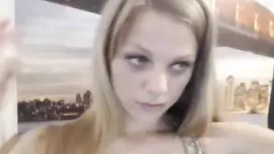 Белокурая стерва Cherry дрочит пизду пальцами