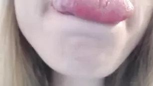 Белокурая стерва Cherry дрочит пизду пальцами