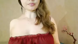 Похотливая сучка VictoryAmour обнажает натуральные сисечки