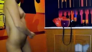 Смачная брюнетка Fancy Kim танцует стриптиз