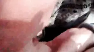 Смазливая дамочка sexybombina получает сперму в ротик