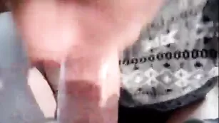 Смазливая дамочка sexybombina получает сперму в ротик