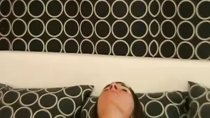 Аппетитные лесби Nicolle и Sabrina занимаются мастурбацией