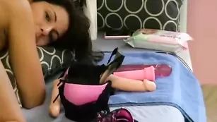 Аппетитные лесби Nicolle и Sabrina занимаются мастурбацией