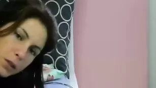 Аппетитные лесби Nicolle и Sabrina занимаются мастурбацией