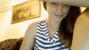 Эффектная детка CamDoll показывает элитные дойки