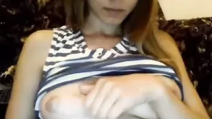 Эффектная детка CamDoll показывает элитные дойки