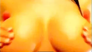 Пышногрудая дамочка Viorotica эротично кушает банан