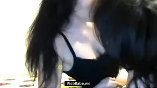Соблазнительная брюнетка newstarbaby сосется с подругой