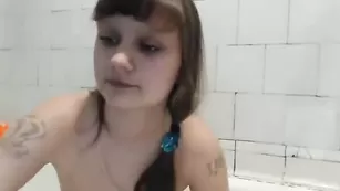 Страстная русская блядь sexnika принимает ванну