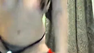 Изящная краля laskovaja трахает киску фаллосом