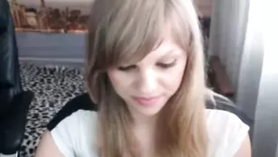 Знойная цыпочка Cherry_nka трахает себя страпоном