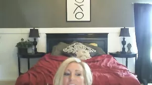 Солидная блонда FantasyFallon ласкает пышные формы