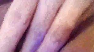 Татуированная азиатка ласкает выбритую пизденку