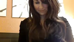 Великолепная сучка Jasmine Jayne мастурбирует бритую пизду