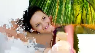 Красивая брюнетчока Angelina сквиртит на камеру