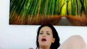 Красивая брюнетчока Angelina сквиртит на камеру