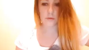 Рыжая девка strawberryx трахает анус пальчиками