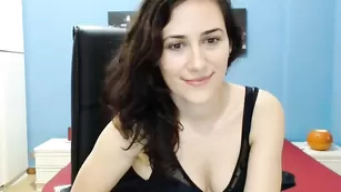 Жаркая брюнеточка innese позирует в эротичном платье