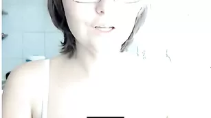 Шальная девка miragoldx доводит себя до оргазма