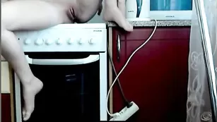 Шальная девка miragoldx доводит себя до оргазма