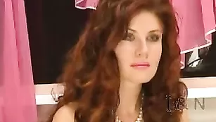 Украинская модель Skarlett смачно мастурбирует пизду