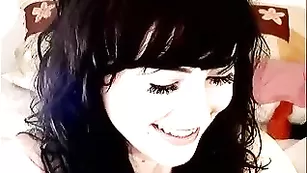 Милая чувиха 00Cutielily жестко мусолит пизду пальчиками