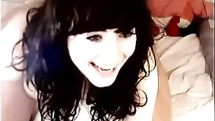 Милая чувиха 00Cutielily жестко мусолит пизду пальчиками