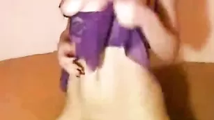 Сексуальная краля Blackdiva трахает пизду страпоном