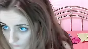 Милая сучка Alinna20 показывает свое тело