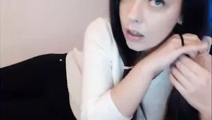 Черноволосая сучка Maya весело теребит вагину