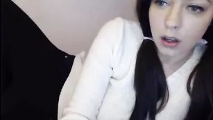 Черноволосая сучка Maya весело теребит вагину