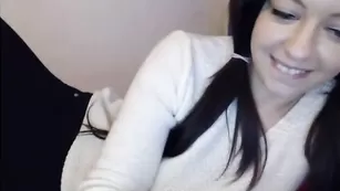 Черноволосая сучка Maya весело теребит вагину