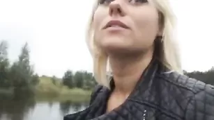 Импозантная блондинка jesydiamont мастурбирует бритую пилотку