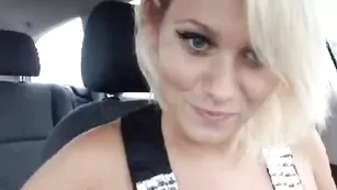 Импозантная блондинка jesydiamont мастурбирует бритую пилотку