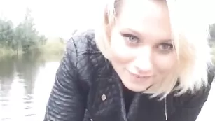 Импозантная блондинка jesydiamont мастурбирует бритую пилотку